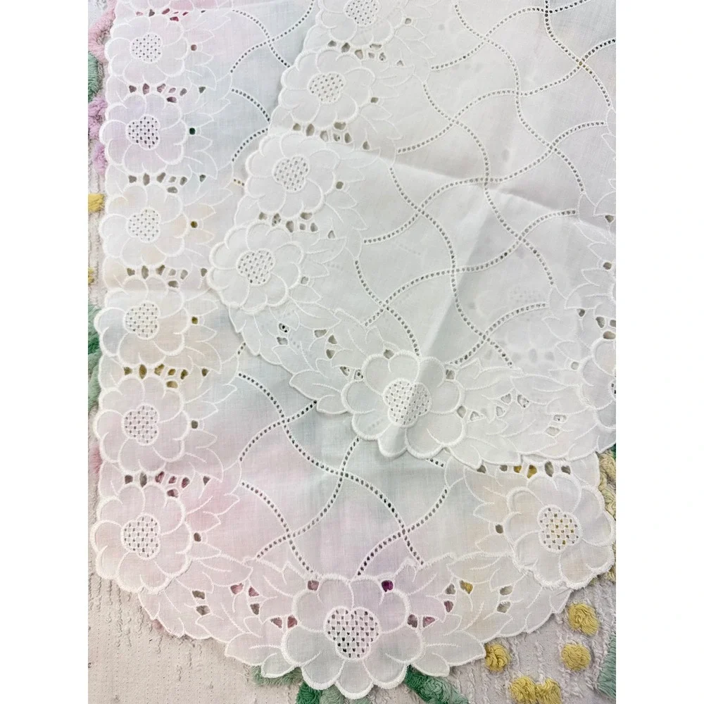 Vintage White Eyelet Lace Table Runner Floral Scalloped Edge Cutwork 41x11